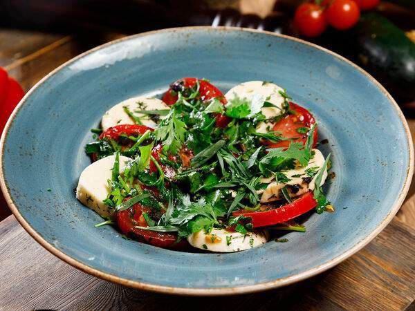 Мангал & гриль - Салат по-грузински с сыром сулугуни