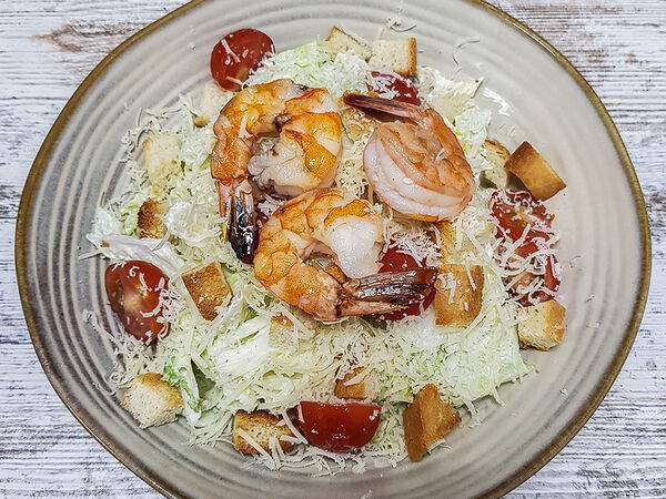 Wok & Roll - Салат Цезарь с креветкой
