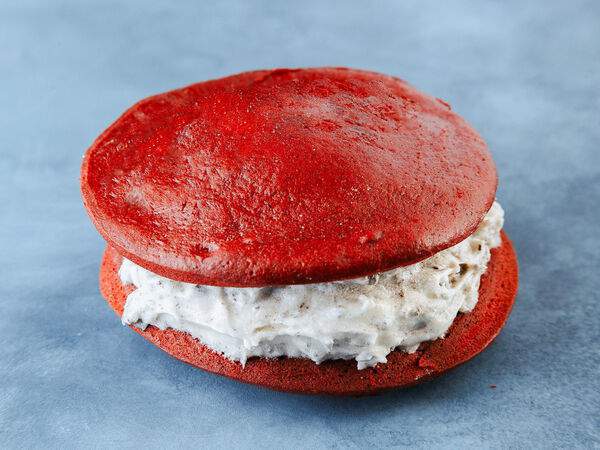 Синнабон - Пирожное Вупи-пай красный бархат