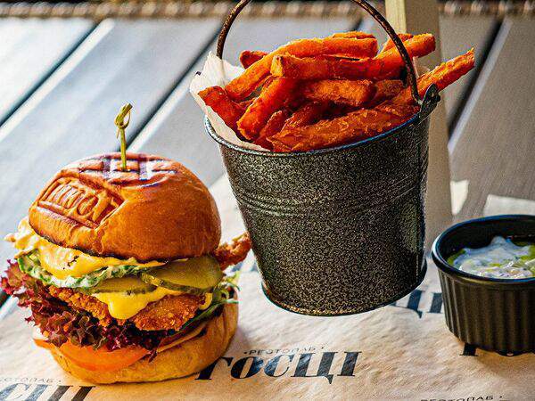 Гости рестопаб - Бургер с цыпленком криспи