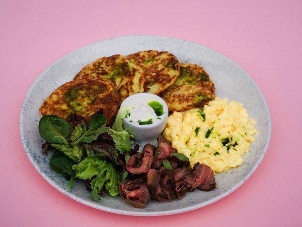 Sisters Coffee & Wine - Скрэмбл с картофельными драниками и ростбифом