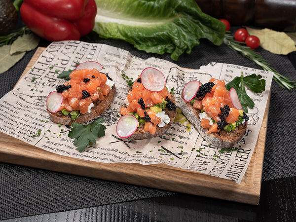 Британника - Тартар из семги на тостах