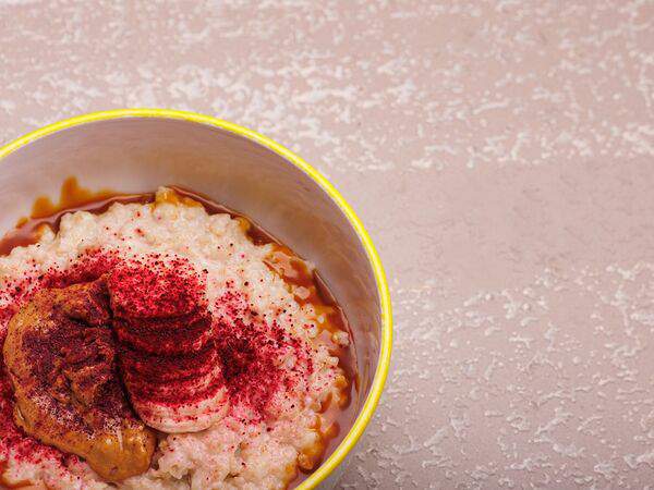 Завтрак - Овсяная каша с соленой карамелью, арахисовой пастой и жареным арахисом