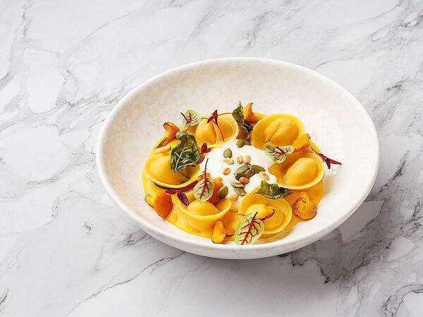 Lobby Bar - Тортеллини с тыквой, муссом из пармезана и грибами