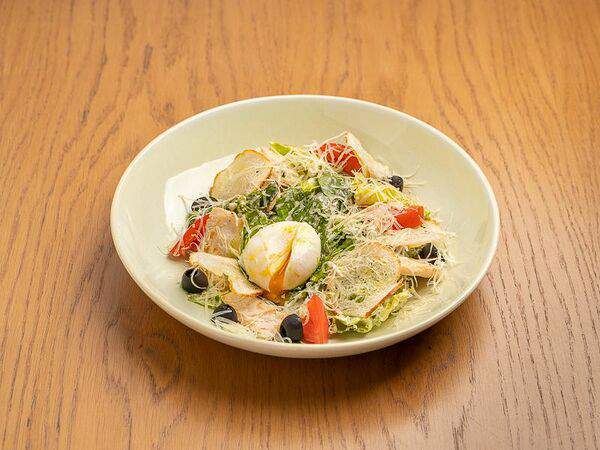 Бруни - Салат с куриной грудкой и яйцом пашот