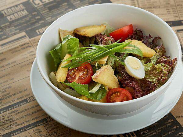 Изи Паб - Салат с копченым сыром и курицей