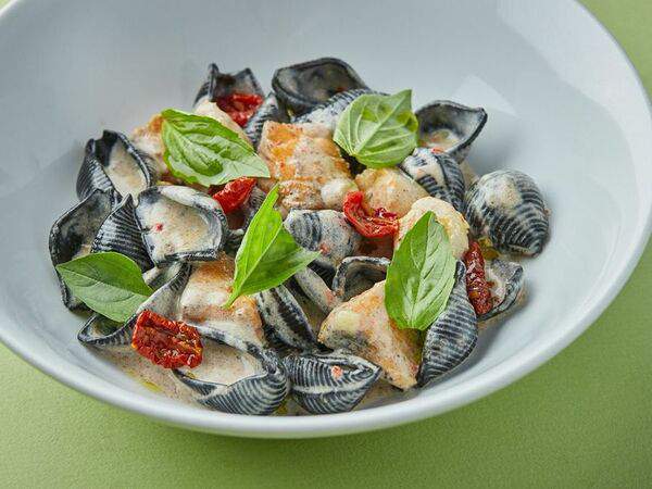 Osteria Mario - Конкильони нери с лососем и гребешком в сливочном соусе