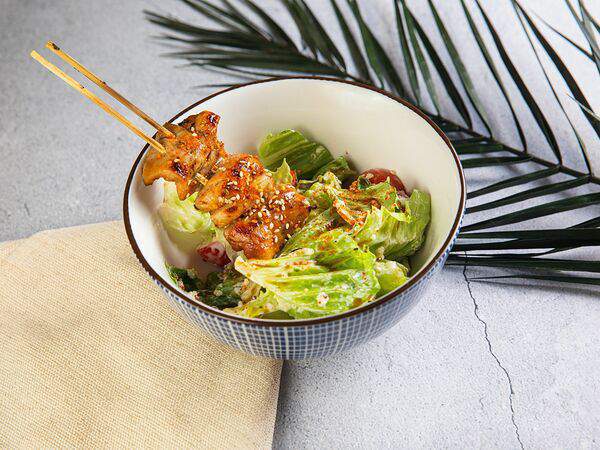 Эбби Noodles & Sushi Bar - Салат с цыплёнком гриль New