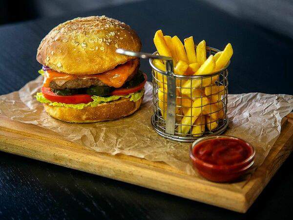 Атмосфера - Бургер с телятиной и картошка фри