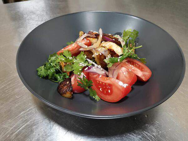 Догоновъ городской трактир - Салат с помидорами и теплыми баклажанами