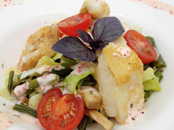 Дали - Салат с судаком и томатами черри