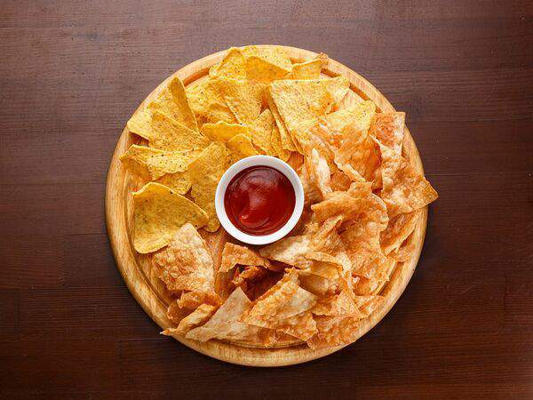 Chester Art Pub - Чипсы из лаваша и начос с томатным соусом