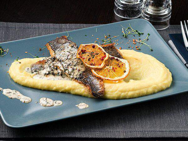 Перфетто - Филе дорадо/сибаса с перечным соусом и шафрановым пюре