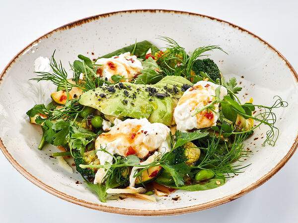 Udcкафе Upside Down Cake - Большой зеленый салат со страчателлой