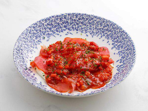 Oggi Bistro - Карпаччо из копченого тунца с сырным кремом