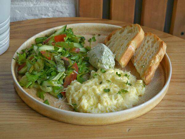 Pankoff Bakery - Скрэмбл с овощами, сливочно-сырным кремом и чиабаттой