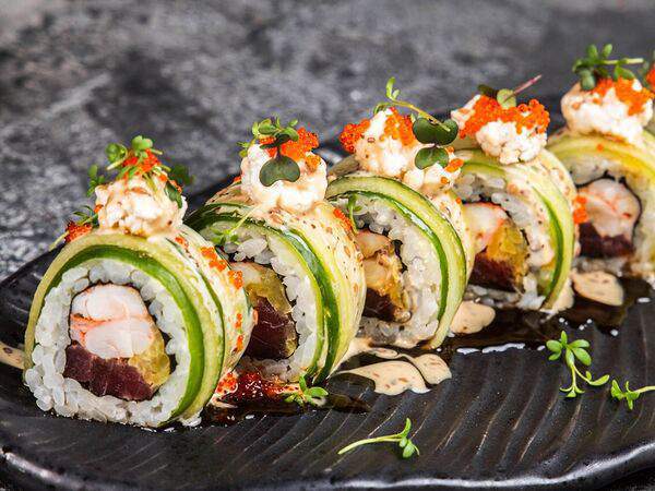 Umi asian kitchen & bar - Ролл с тунцом, креветкой и сыром рикотта
