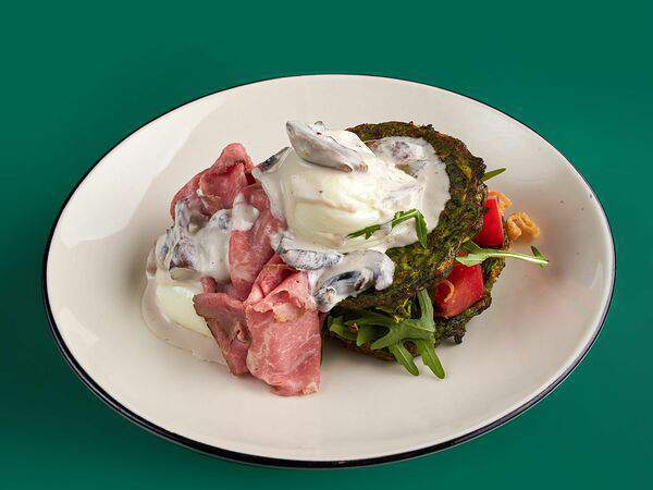 Игрушки - Оладьи с ростбифом, рукколой и луком фри