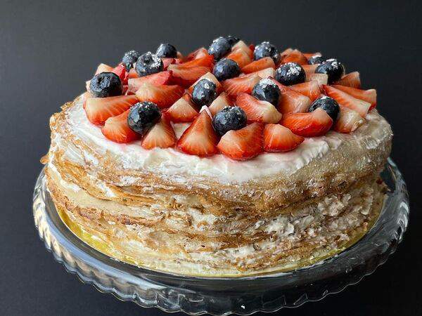 Кекс - Блинный торт с ягодами целый