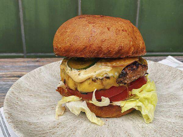 Ресторан и бистро "Чаща" - Бургер с котлетой из оленины