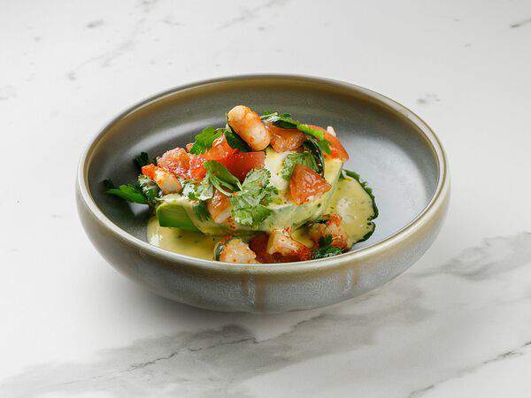 Гаврош - Запеченное авокадо с яйцом пашот и тартаром из креветок