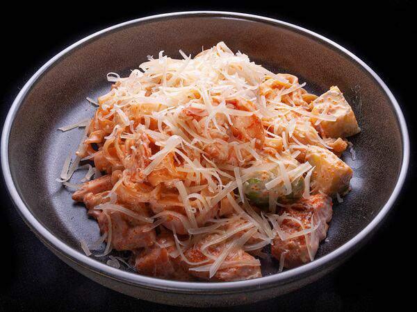 Киото - Фетучини с семгой и креветкой в соусе сливочный унаги