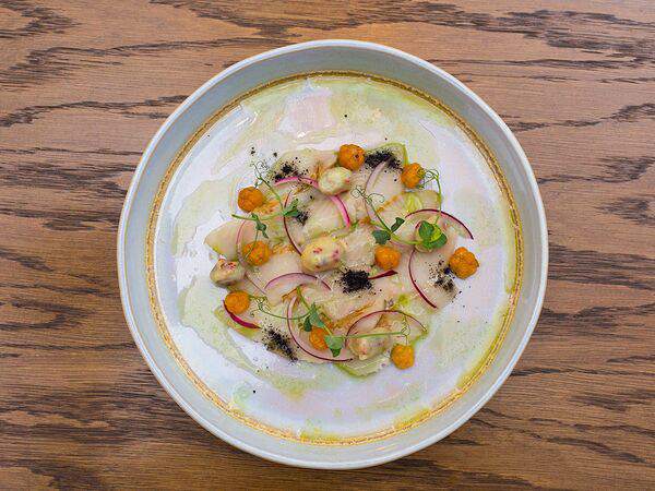 Столица деревень - Сугудай из муксуна с маринованным луком в клюквенном соке с морошкой