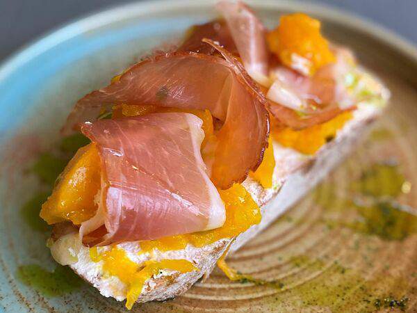 Ресторан 101 - Брускетта с печёной тыквой и прамской ветчиной