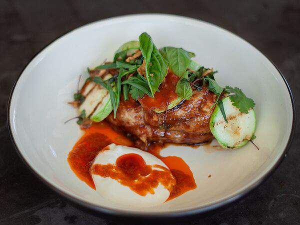 Китчен - Половинка цыпленка гриль с пряным соусом и кабачками