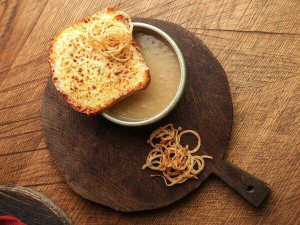 Агонь BBQ Ratskeller - Луковый суп с бриошью и пармезаном