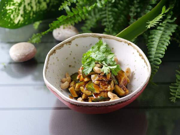 Dong po - Битые огурцы с кешью и кинзой