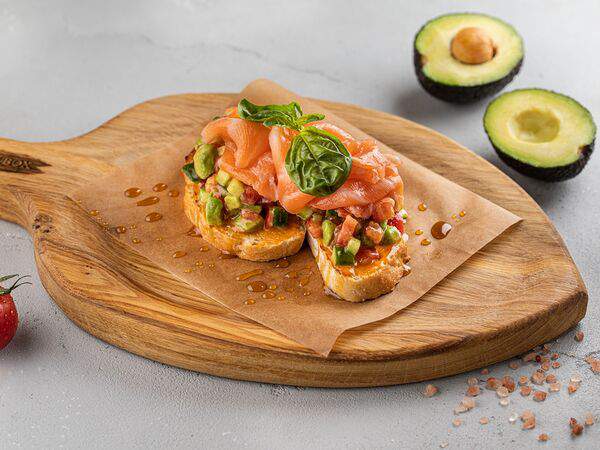 Fish Box - Брускетта с лососем и авокадо