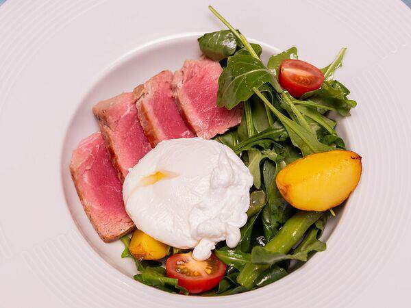 Акварель - Салат с тунцом, овощами и яйцом пашот