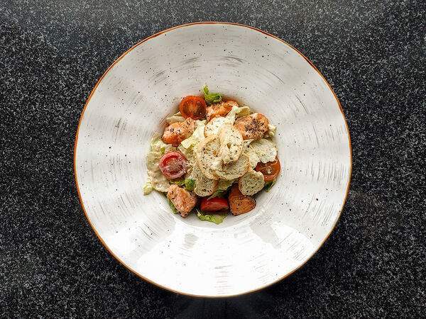 Импресс - Салат Цезарь с запеченной семгой