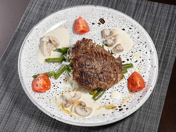 О2 кафе - Телячья отбивная с зеленой фасолью