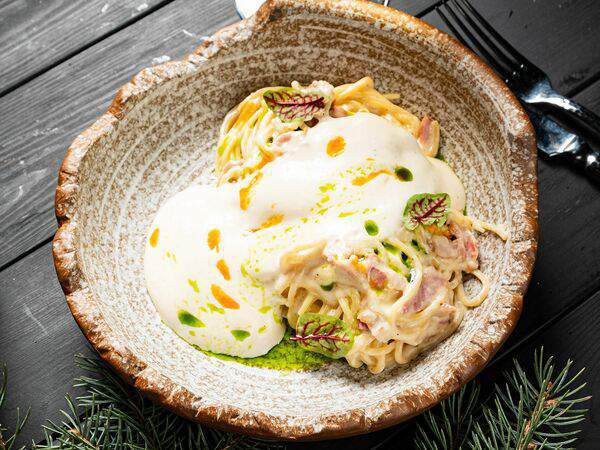 Гости рестопаб - Спагетти с грудинкой и муссом из пармезана