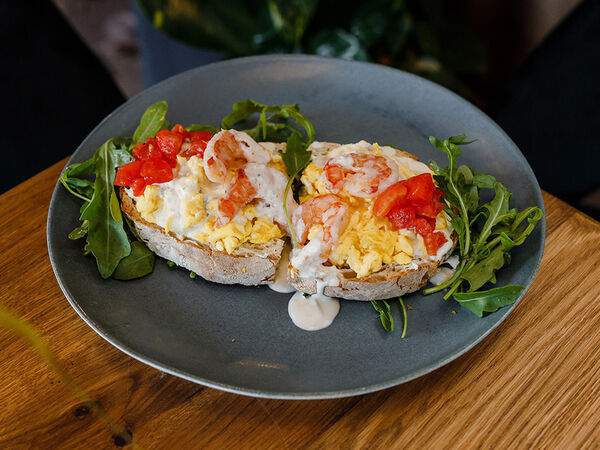 Sunny - Брускетта с креветками, скрэмблом и соусом Маскарпоне