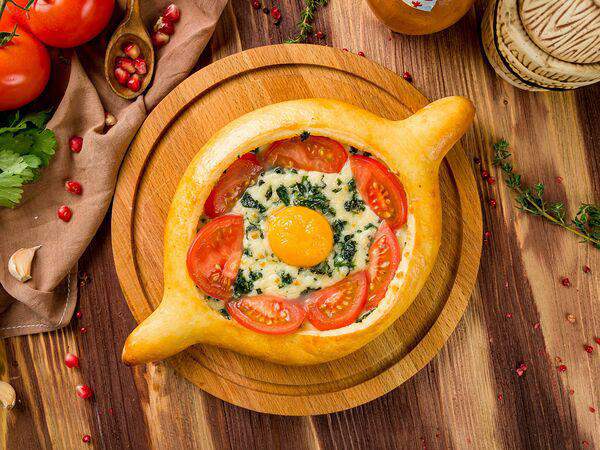 Джигари - Хачапури по-аджарски со шпинатом и помидором