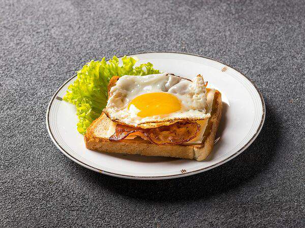 Дача хаус - Тост с беконом и яйцом