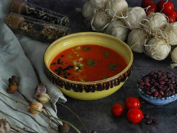 Prosto кофе & кухня - Томатный суп с фасолью и тартаром из огурца