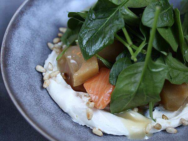 The Odi - Салат с томленой грушей, форелью и сливочным сыром