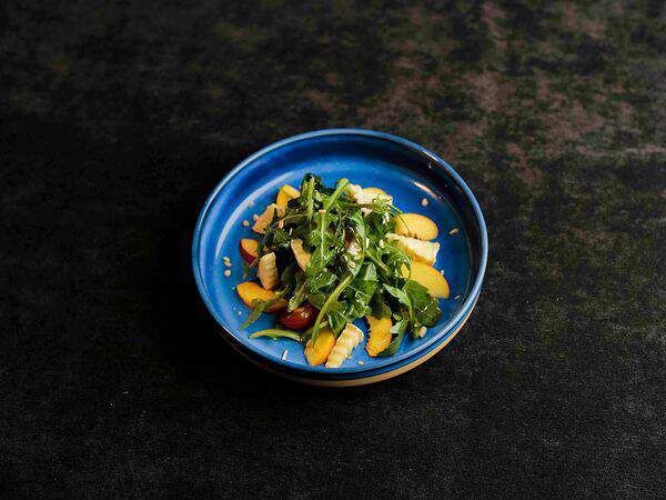 Bobrovsky bar - Салат с камамбером, нектарином и рукколой