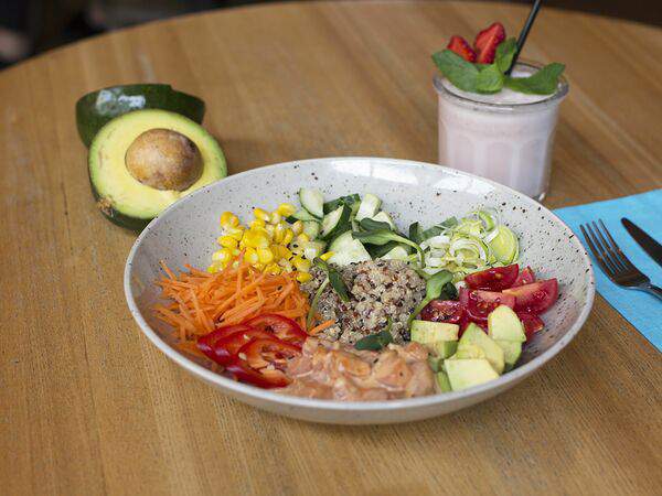 Coffee Cake - Боул с лососем, авокадо и кунжутным соусом