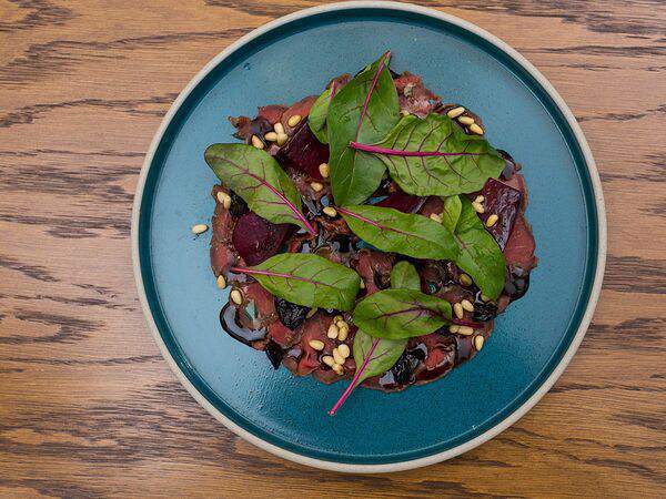 Столица деревень - Карпаччо из оленины с печеной свеклой, вяленой сливой и орехом
