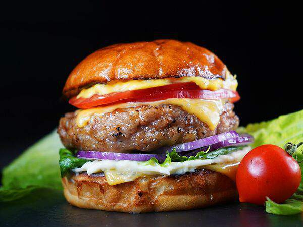 Крафт-кафе Вжарим - Бургер Chicken с курицей и ананасом