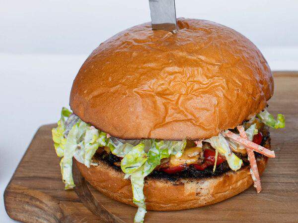 BBQ Smoker Bar - Бургер с рваной копчёной свининой