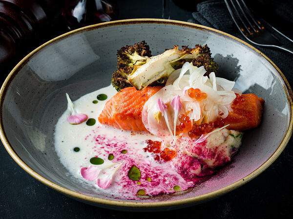 Березка - Филе семги с подкопченным пюре и брокколи