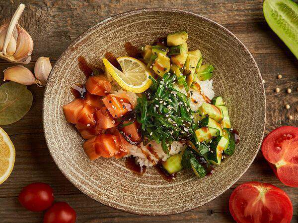 Luna lounge - Поке с лососем и авокадо