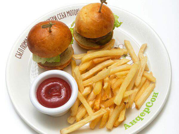 АндерСон - Мини-бургеры с телятиной и картофелем фри