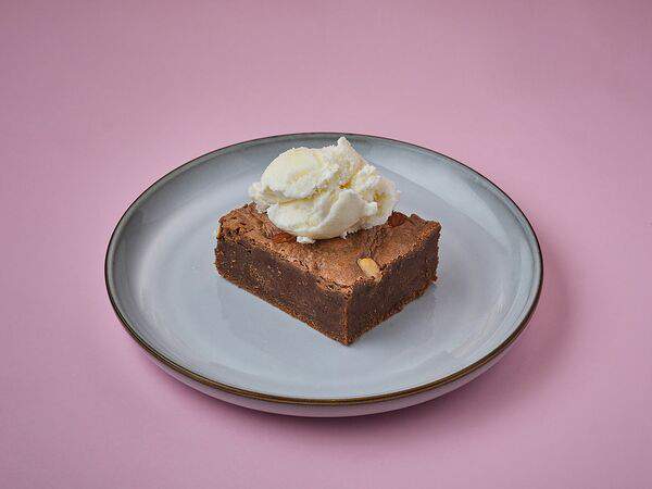 Manick Cakes - Брауни с орехами и мороженным